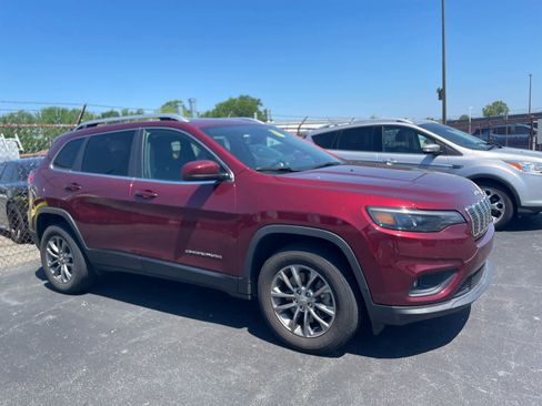 Used 2019 Jeep Cherokee Latitude Plus w/ Comfort/Convenience Group AWD/4WD image 2
