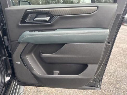 Used 2025 GMC Yukon XL AT4 image 32