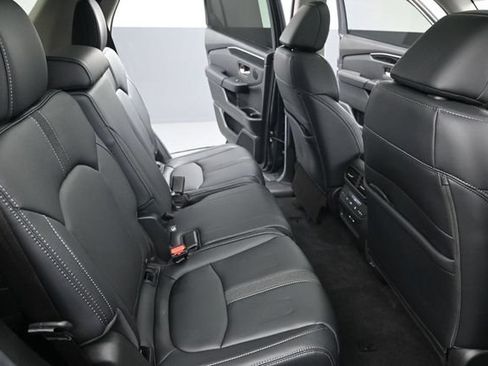 Used 2025 Honda Pilot Touring image 18