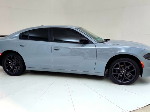 Used 2020 Dodge Charger SXT w/ Blacktop Package RWD image 8