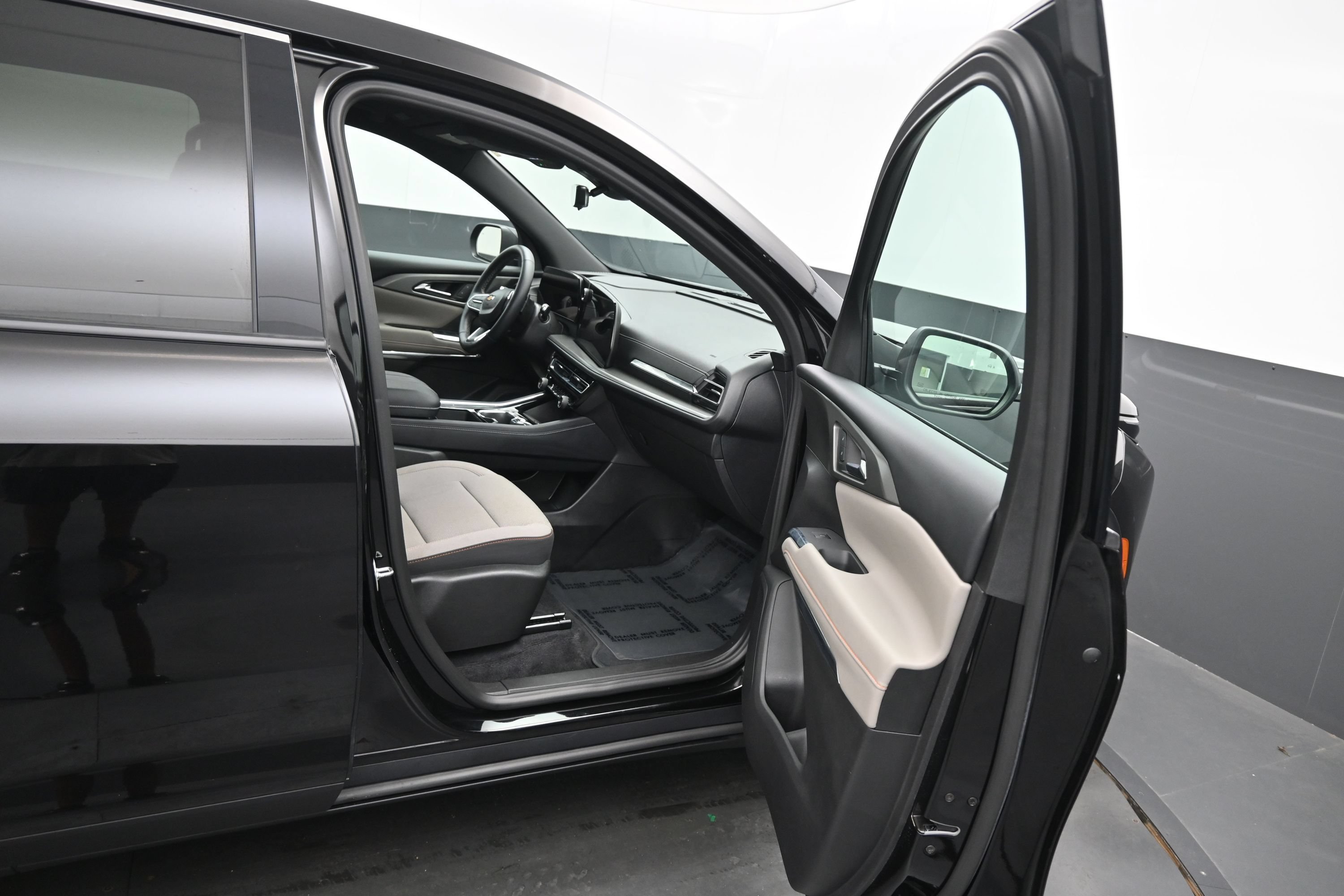 Used 2026 Chevrolet Traverse LT w/ Driver Confidence Package FWD image 13