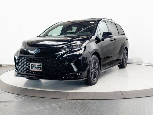 Certified 2025 Toyota Sienna XSE w/ XSE Premium Package AWD/4WD image 3