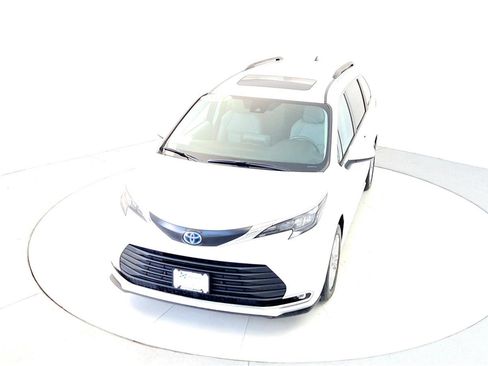Certified 2024 Toyota Sienna XLE w/ XLE Plus Package image 14