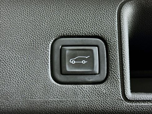 Used 2024 GMC Terrain SLT image 28