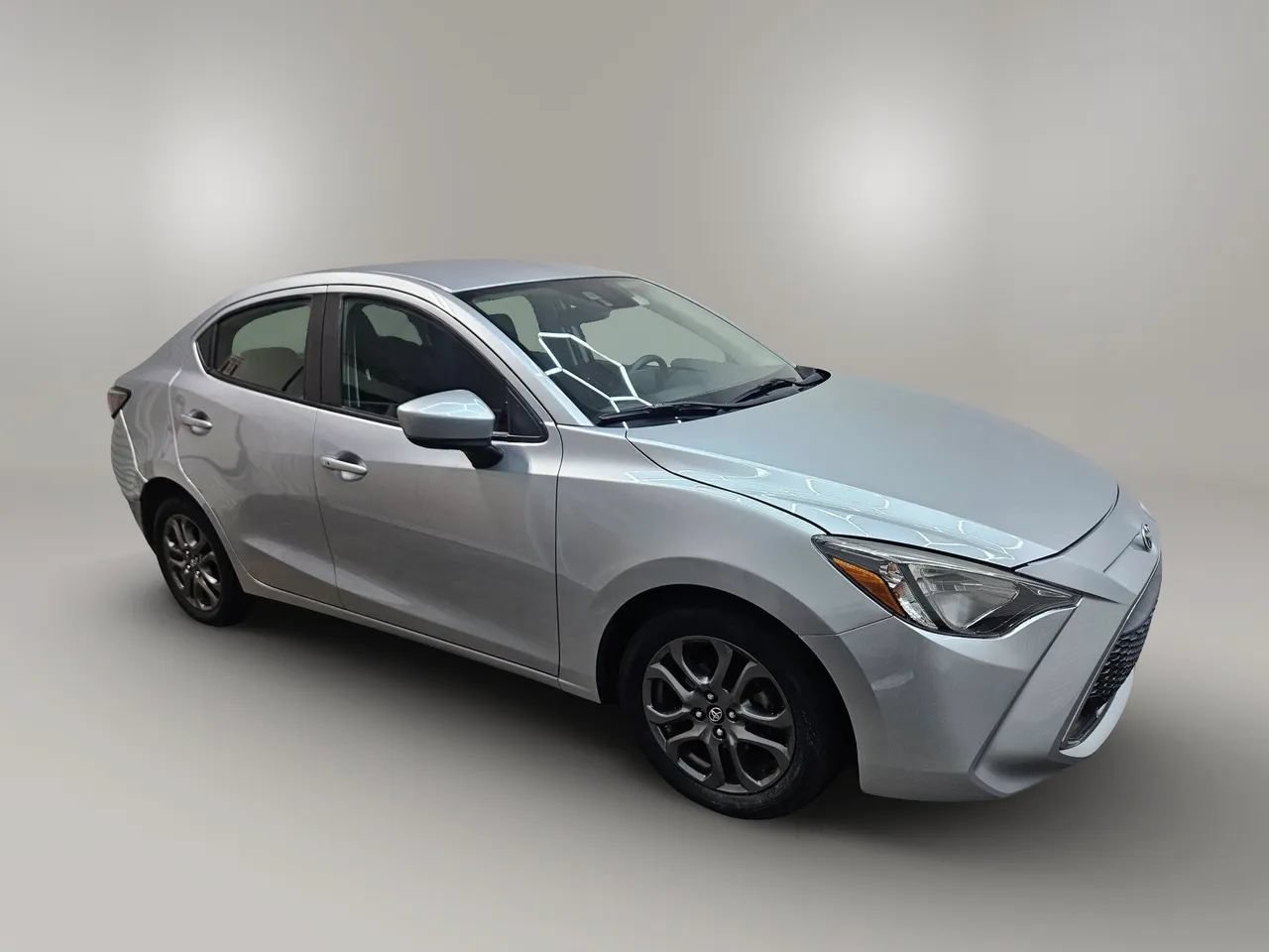 Used 2019 Toyota Yaris LE FWD image 3