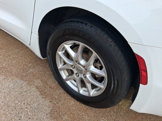 Used 2024 Chrysler Pacifica Touring-L FWD image 7