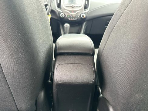 Used 2017 Chevrolet Cruze LT image 13