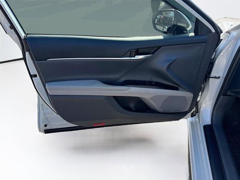 Used 2023 Toyota Camry SE FWD image 9