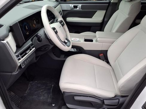 Used 2025 Hyundai Santa Fe SE image 4