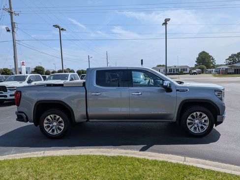 Used 2024 GMC Sierra 1500 Denali w/ Technology Package AWD/4WD image 4