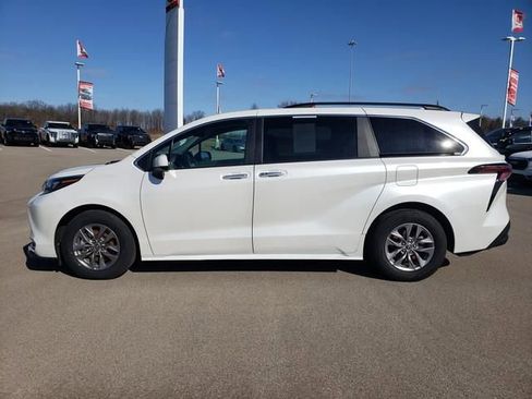 Used 2024 Toyota Sienna XLE FWD image 9