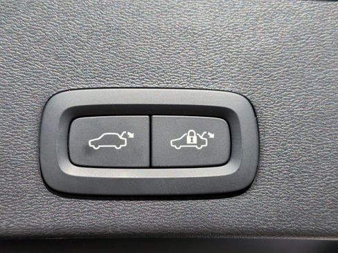 Used 2025 Volvo XC40 B5 Plus image 35