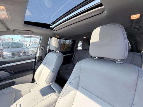 Used 2019 Toyota Highlander XLE AWD/4WD image 23