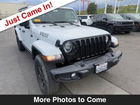 Used 2023 Jeep Gladiator Willys image 8