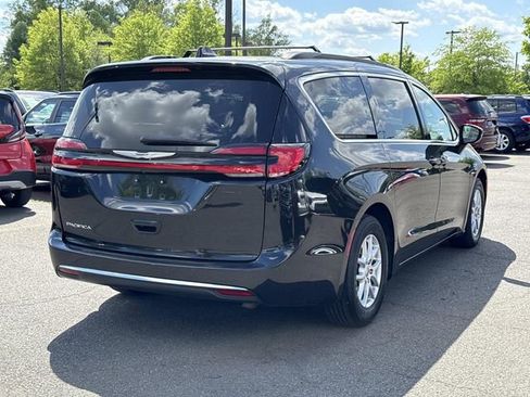 Used 2022 Chrysler Pacifica Touring-L image 2