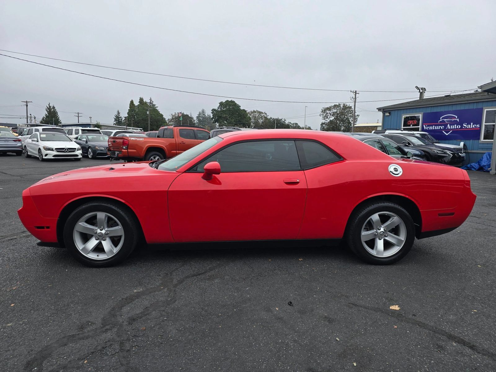 Used 2014 Dodge Challenger SXT RWD image 2