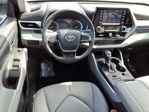 Used 2022 Toyota Highlander XLE image 8