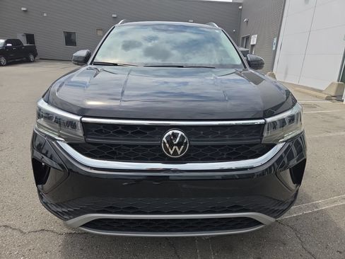 Certified 2024 Volkswagen Taos SE AWD/4WD image 4