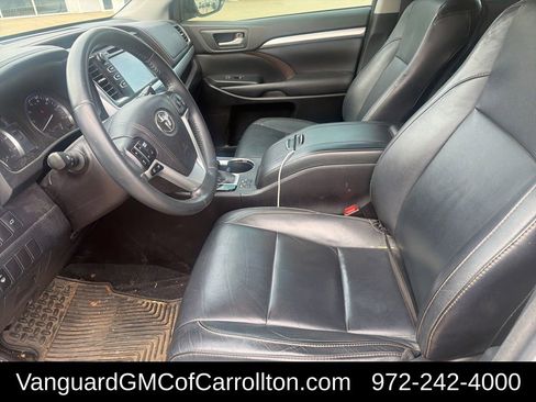 Used 2016 Toyota Highlander XLE image 2