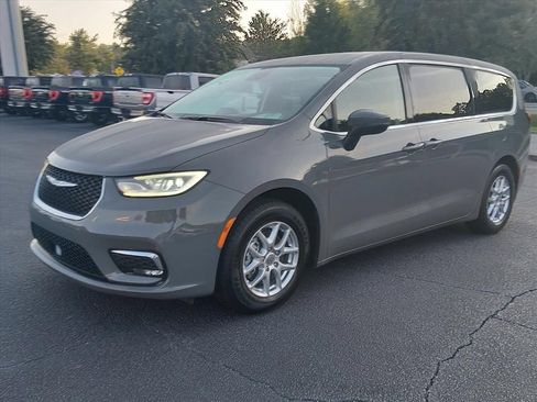 Used 2023 Chrysler Pacifica Touring-L FWD image 8