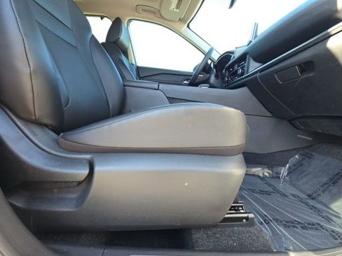 Used 2024 Nissan Rogue SV w/ SV Premium Package image 19