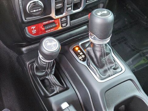 Used 2025 Jeep Wrangler Unlimited Rubicon AWD/4WD image 18