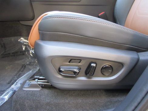 Used 2025 Lexus GX 550 w/ Accessory Package (2T) AWD/4WD image 37