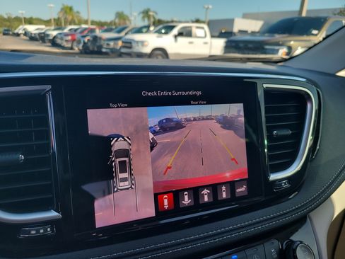Used 2022 Chrysler Pacifica Limited FWD image 21