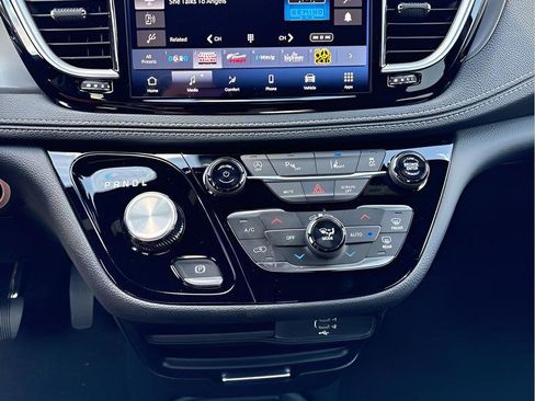 New 2026 Chrysler Pacifica Select image 17