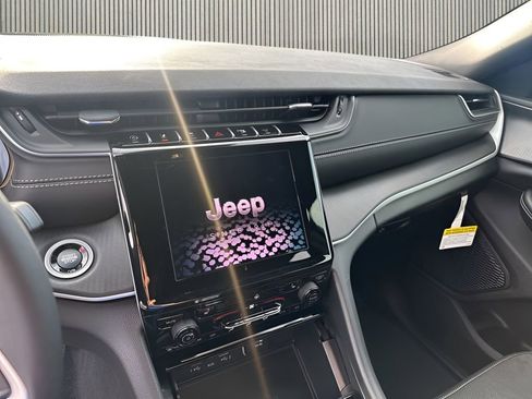 New 2025 Jeep Grand Cherokee Altitude image 35