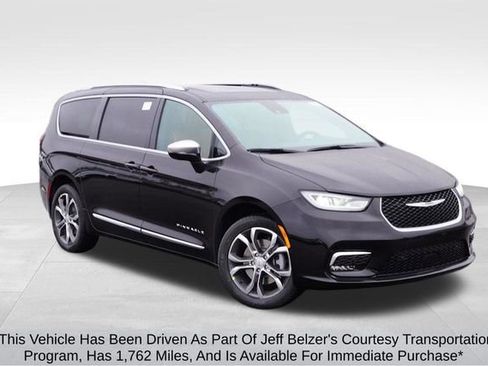 New 2026 Chrysler Pacifica Pinnacle w/ Trailer Tow Group AWD/4WD image 1