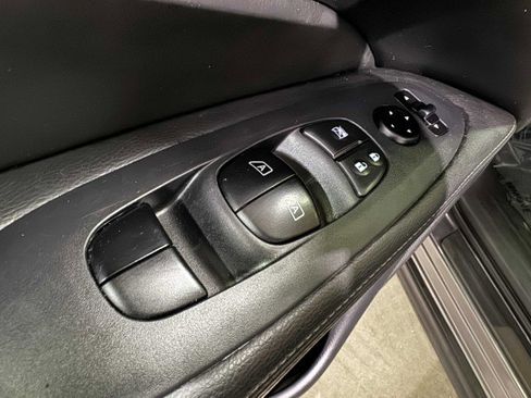 Used 2019 Nissan Pathfinder SV image 18