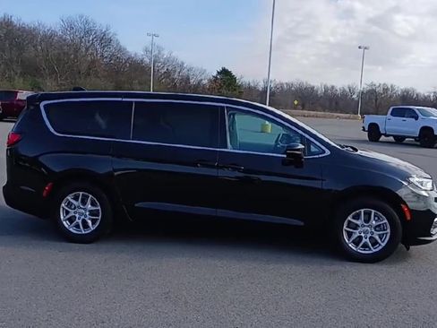 Used 2024 Chrysler Pacifica Touring-L image 9