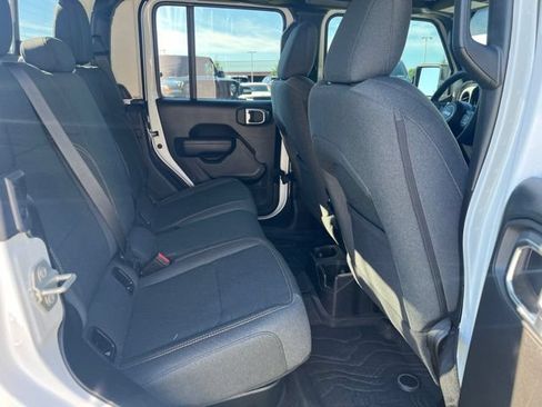Used 2024 Jeep Gladiator Sport AWD/4WD image 16