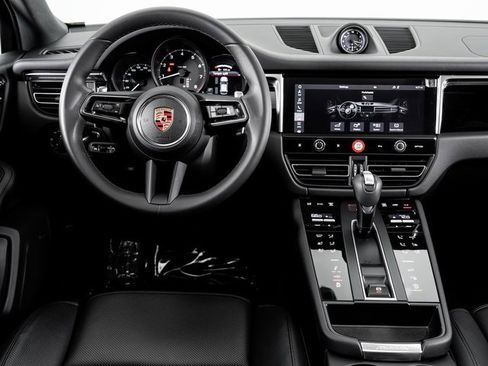 Used 2025 Porsche Macan image 17