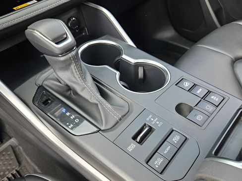 Used 2023 Toyota Highlander XLE AWD/4WD image 19