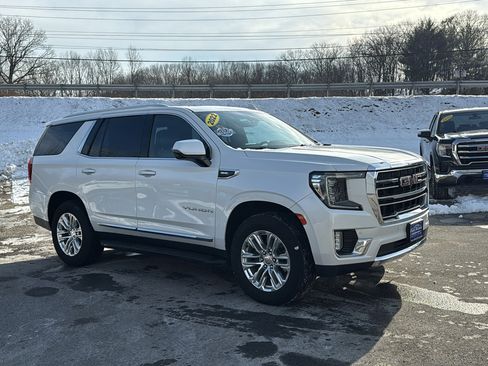 Used 2022 GMC Yukon SLT w/ SLT Premium Package image 2