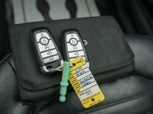 Used 2017 Ford Fusion SE w/ Fusion SE Technology Package image 27