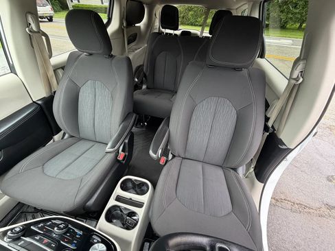 Used 2021 Chrysler Voyager L FWD image 14