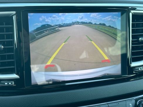 Used 2024 Chrysler Pacifica Touring-L FWD image 17