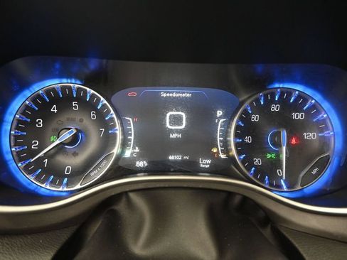 Used 2024 Chrysler Pacifica Touring-L FWD image 21