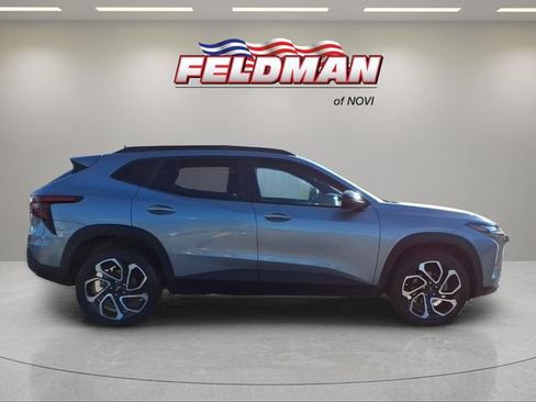 Used 2025 Chevrolet Trax RS w/ Sunroof Package FWD image 7