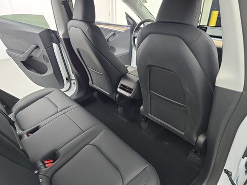 Used 2025 Tesla Model Y Long Range image 11