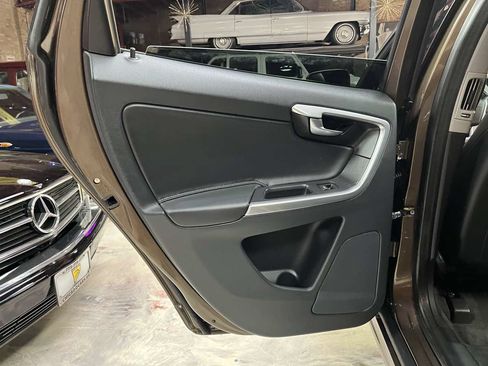 Used 2015 Volvo XC60 T5 w/ Proximity Package AWD/4WD image 27