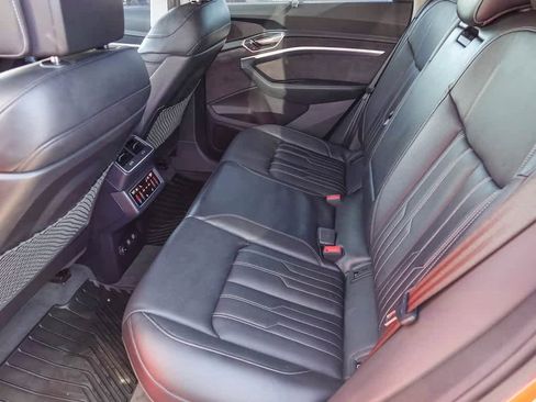 Used 2019 Audi e-tron Prestige w/ Prestige Package image 17