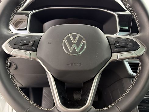 Used 2025 Volkswagen Taos SE w/ Panoramic Sunroof Package FWD image 16