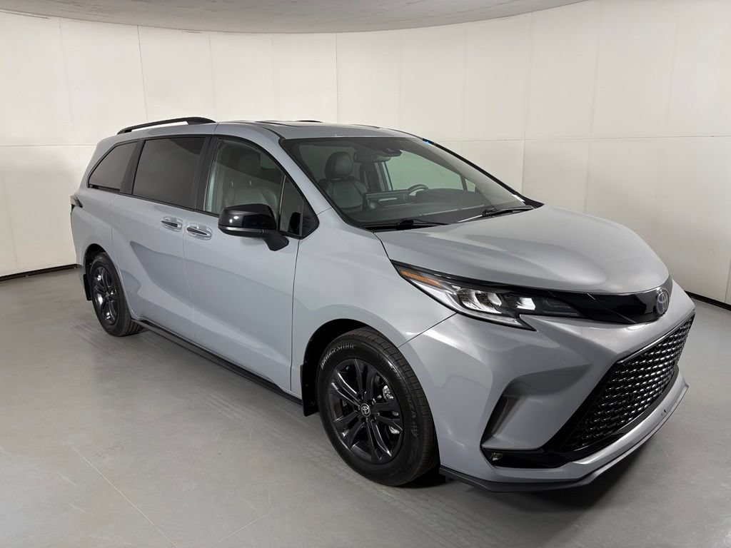 Used 2025 Toyota Sienna XSE AWD/4WD image 2