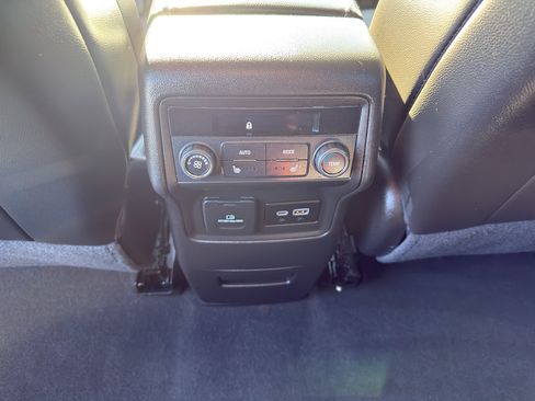 Certified 2023 GMC Acadia SLT w/ Preferred Package image 32