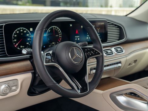 Certified 2025 Mercedes-Benz GLE 450e 4MATIC w/ Driver Assistance Package image 21