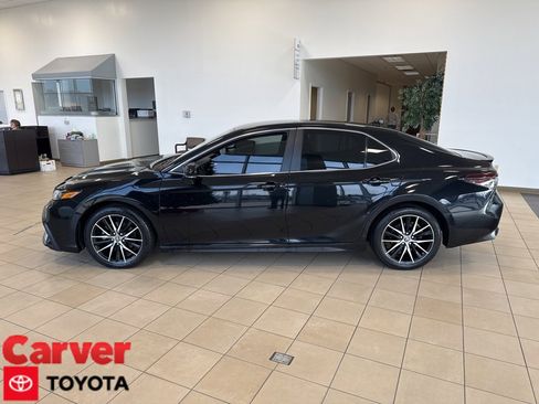 Used 2022 Toyota Camry SE image 1